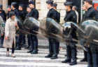 Gendarme et vieille dame